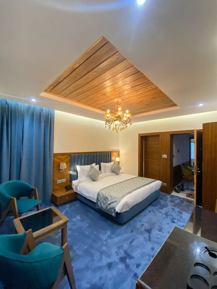 Royal Terrain room details